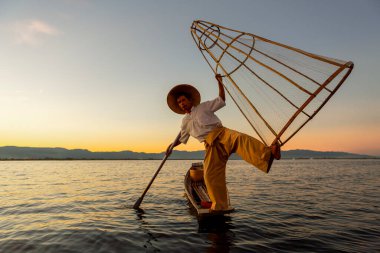 Inle Gölü, Myanmar, 16 Kasım 2016: Myanmar gezi merkezi - Myanmar 'ın Inle Gölü' ndeki geleneksel Burmalı balıkçı