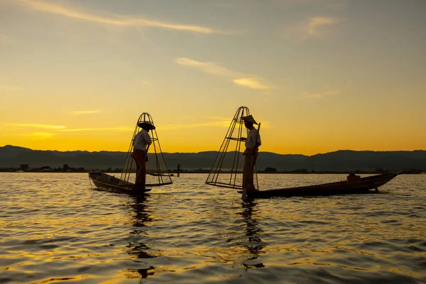 Inle Gölü, Myanmar, 16 Kasım 2016: Myanmar gezi merkezi - Myanmar 'ın Inle Gölü' ndeki geleneksel Burmalı balıkçı