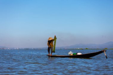 Inle Gölü, Myanmar, 16 Kasım 2016: Myanmar gezi merkezi - Myanmar 'ın Inle Gölü' ndeki geleneksel Burmalı balıkçı