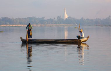 Inle Gölü, Myanmar, 16 Kasım 2016: Myanmar gezi merkezi - Myanmar 'ın Inle Gölü' ndeki geleneksel Burmalı balıkçı