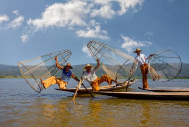 Inle Gölü, Myanmar, 16 Kasım 2016: Myanmar gezi merkezi - Myanmar 'ın Inle Gölü' ndeki geleneksel Burmalı balıkçı