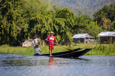 Mandalay, Myanmar, 22 Kasım 2016: Myanmar halkı tekneyle seyahat ediyor