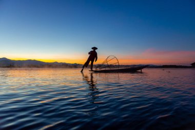 Inle Gölü, Myanmar, 16 Kasım 2016: Myanmar gezi merkezi - Myanmar 'ın Inle Gölü' ndeki geleneksel Burmalı balıkçı