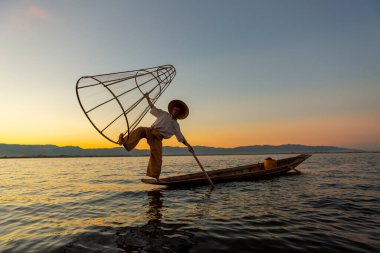 Inle Gölü, Myanmar, 16 Kasım 2016: Myanmar gezi merkezi - Myanmar 'ın Inle Gölü' ndeki geleneksel Burmalı balıkçı