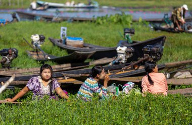 Mandalay, Myanmar, 22 Kasım 2016: Myanmar halkı tekneyle seyahat ediyor