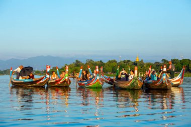 Mandalay, Myanmar, 22 Kasım 2016: Myanmar halkı tekneyle seyahat ediyor