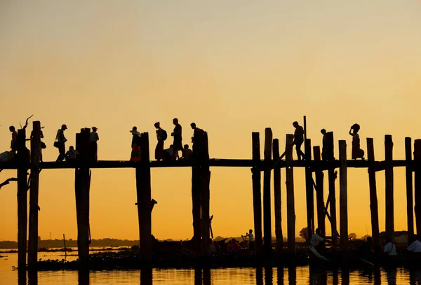 Amarapura Myanmar November 2016 Unidentified People Walk Bein Bridge Sunset — Stock Photo, Image