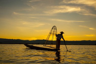 Inle Gölü, Myanmar, 16 Kasım 2016: Myanmar gezi merkezi - Myanmar 'ın Inle Gölü' ndeki geleneksel Burmalı balıkçı