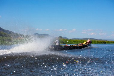 Mandalay, Myanmar, 22 Kasım 2016: Myanmar halkı tekneyle seyahat ediyor