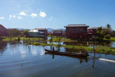 Mandalay, Myanmar, 22 Kasım 2016: Myanmar halkı tekneyle seyahat ediyor