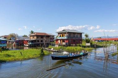 Mandalay, Myanmar, 22 Kasım 2016: Myanmar halkı tekneyle seyahat ediyor