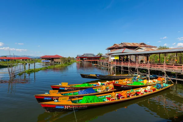 2016年11月22日ミャンマー ボートで旅行するミャンマー人 — ストック写真
