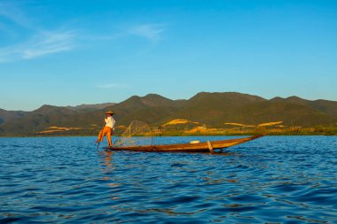 Mandalay, Myanmar, 22 Kasım 2016: Mandalay, inle gölünde balık tutmaya giden balıkçılar