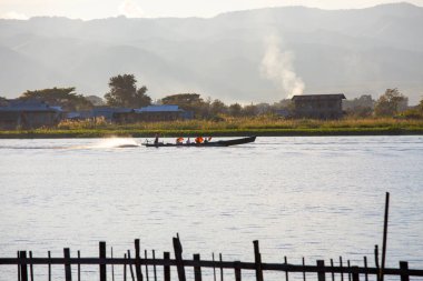 Mandalay, Myanmar, 22 Kasım 2016: Myanmar halkı tekneyle seyahat ediyor