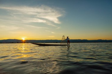 Mandalay, Myanmar, 22 Kasım 2016: Mandalay, inle gölünde balık tutmaya giden balıkçılar