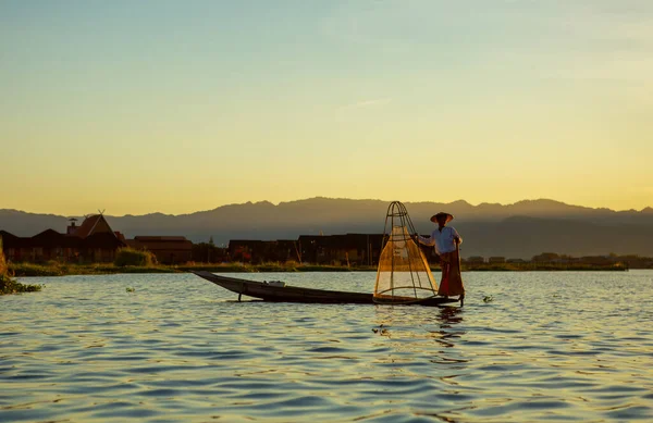 stock image Mandalay, Myanmar, November 22, 2016: fishermen who go out fishing in mandalay, inle lake