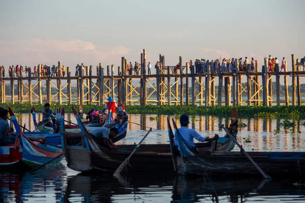 Амарапура Мьянма Ноября 2016 Года Неизвестные Ходят Мосту Бейн Закате — стоковое фото