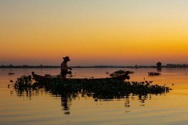 Mandalay, Myanmar, 22 Kasım 2016: Mandalay, inle gölünde balık tutmaya giden balıkçılar