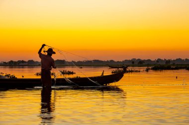 Mandalay, Myanmar, 22 Kasım 2016: Mandalay, inle gölünde balık tutmaya giden balıkçılar