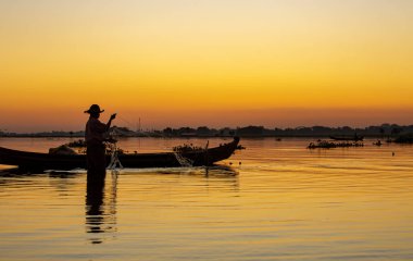 Mandalay, Myanmar, 22 Kasım 2016: Mandalay, inle gölünde balık tutmaya giden balıkçılar
