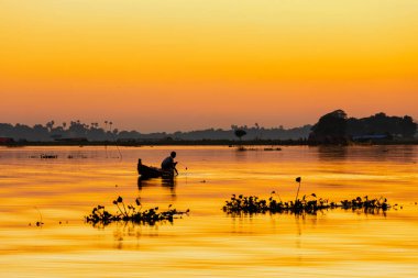 Mandalay, Myanmar, 22 Kasım 2016: Mandalay, inle gölünde balık tutmaya giden balıkçılar