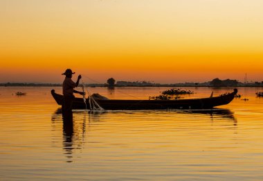 Mandalay, Myanmar, 22 Kasım 2016: Mandalay, inle gölünde balık tutmaya giden balıkçılar