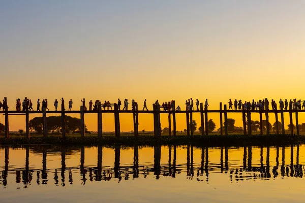 Unidentified People Walk Bein Bridge Sunset Myanmar Bein Bridge Longest — Stock Photo, Image