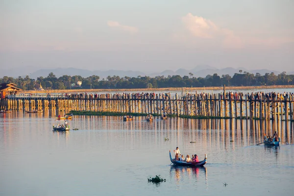 アマラプラ ミャンマー 2016年11月22日 未確認の人々はミャンマーの日没時にU Bein橋を歩く Bein橋は世界で最も長いチーク橋です — ストック写真