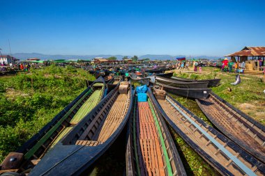 Mandalay, Myanmar, 22 Kasım 2016: Myanmar halkı tekneyle seyahat ediyor