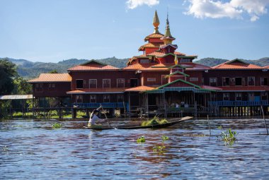 Mandalay, Myanmar, 22 Kasım 2016: Myanmar halkı tekneyle seyahat ediyor