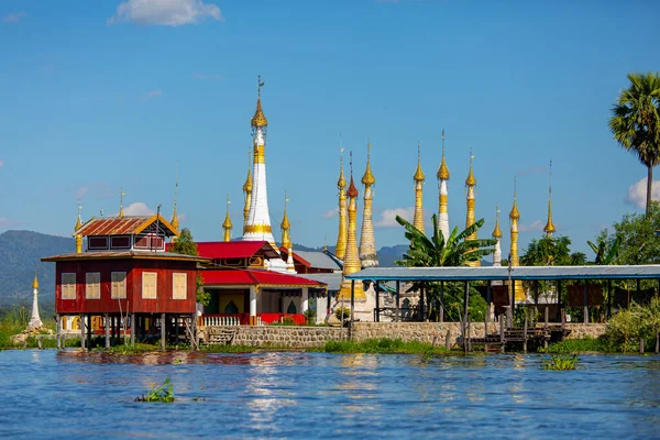 Сценический Вид Колоруфлеевых Пагод Деревне Нэниин Пагода Озере Инле Мьянма — стоковое фото