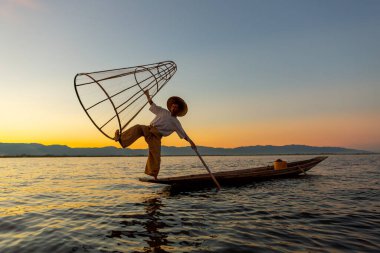 Mandalay, Myanmar, 22 Kasım 2016: Mandalay, inle gölünde balık tutmaya giden balıkçılar