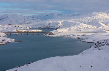 Erzincan Eyaleti, Li Bölgesi karlı manzaraları, nehir ve tarihi köprüsü ile