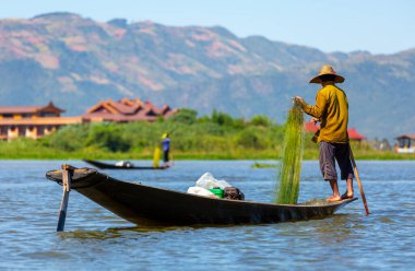 Mandalay, Myanmar, 22 Kasım 2016: Mandalay, inle gölünde balık tutmaya giden balıkçılar