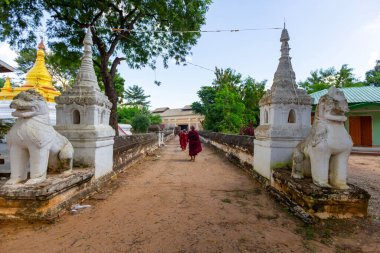 Myanmar 'daki Indein Köyü Pagoda' daki Colorufl Pagodas 'ın manzarası. (Burma)