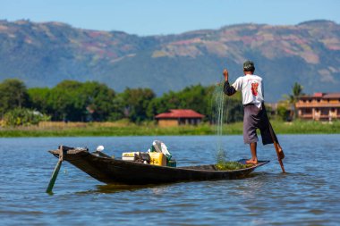 Mandalay, Myanmar, 22 Kasım 2016: Mandalay, inle gölünde balık tutmaya giden balıkçılar