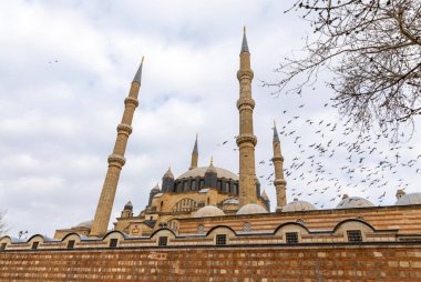 EDIRNE, TURKEY, 22 ARALIK 2021: Selimiye Camii ve eşsiz bir günbatımı, Edirne, Türkiye