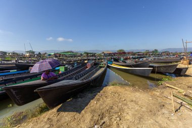 Mandalay, Myanmar, 22 Kasım 2016: Myanmar halkı tekneyle seyahat ediyor