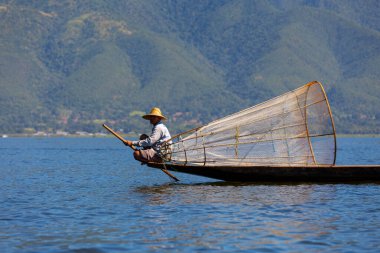Mandalay, Myanmar, 22 Kasım 2016: Mandalay, inle gölünde balık tutmaya giden balıkçılar