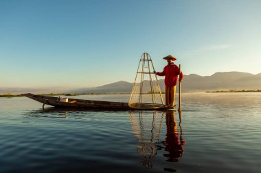 Mandalay, Myanmar, 22 Kasım 2016: Mandalay, inle gölünde balık tutmaya giden balıkçılar