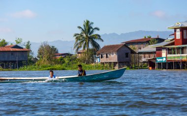 Mandalay, Myanmar, 22 Kasım 2016: Myanmar halkı tekneyle seyahat ediyor