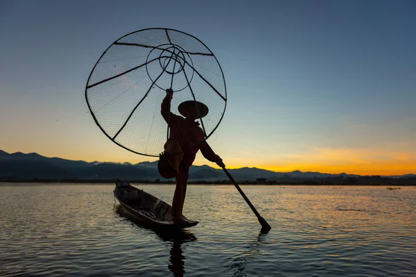 2016年11月22日 缅甸曼德勒 渔民在曼德勒湖中钓鱼 — 图库照片