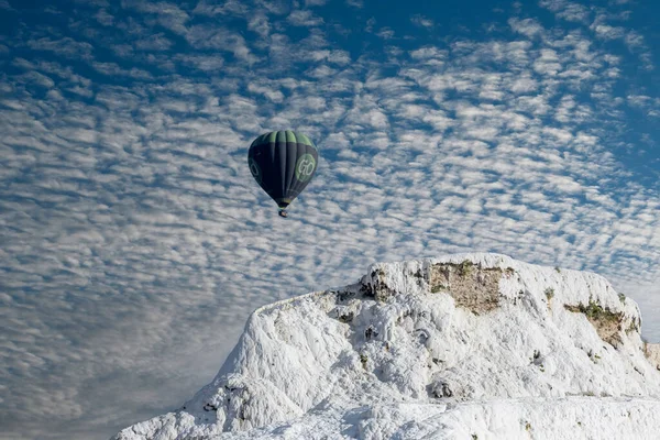 土耳其 丹尼兹利 2023年5月1日 帕穆克卡莱日出时的热气球和天然石灰水池 — 图库照片