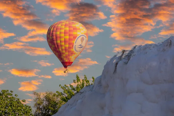 2023年5月1日トルコ デニズリ パムッカレの日の出に熱気球と天然トラバーチンプール — ストック写真