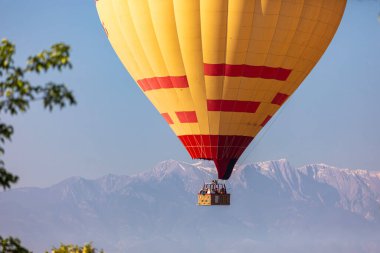 Denizli, Türkiye, 1 Mayıs 2023: Pamukkale 'de güneş doğarken sıcak hava balonları ve doğal travertin havuzları, 