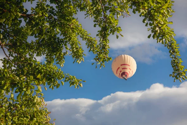 2023年5月1日トルコ デニズリ パムッカレの日の出に熱気球と天然トラバーチンプール — ストック写真