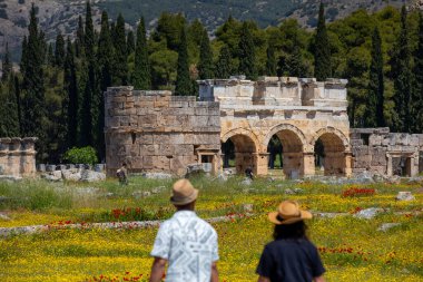Denizli, Türkiye, 30 Nisan 2023: Türkiye 'de antik harabe kent Hierapolis' in ana caddesinde sütunlar