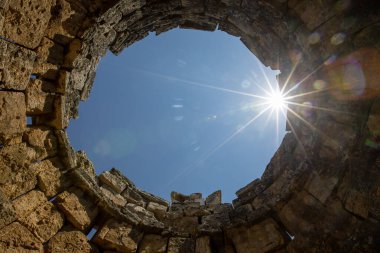 Denizli, Türkiye, 30 Nisan 2023: Türkiye 'de antik harabe kent Hierapolis' in ana caddesinde sütunlar