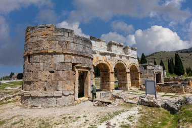 Denizli, Türkiye, 30 Nisan 2023: Türkiye 'de antik harabe kent Hierapolis' in ana caddesinde sütunlar