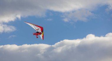 Denizli, Türkiye, 30 Nisan 2023: Paraşütçüler için uçuş hazırlığı. Paramotor 'la uçmak